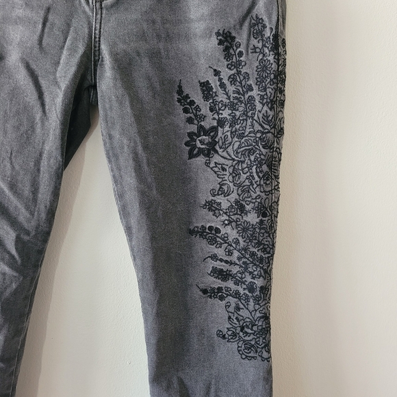 We The Free Embroidered‎ Floral Denim Pants Raw Hem Gray / Black Size 27 Jeans - Picture 6 of 16